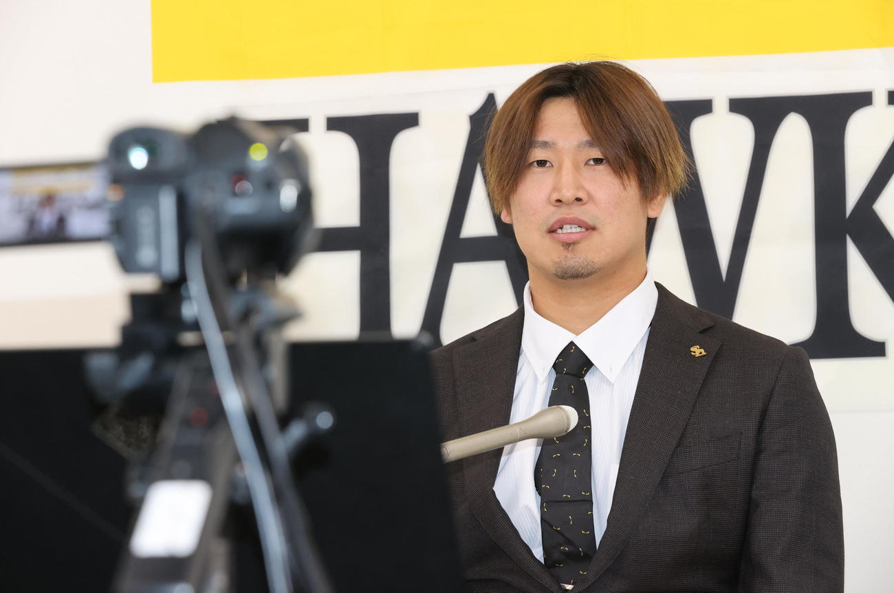 契約更改を終えた杉山一樹（撮影・梅根麻紀）