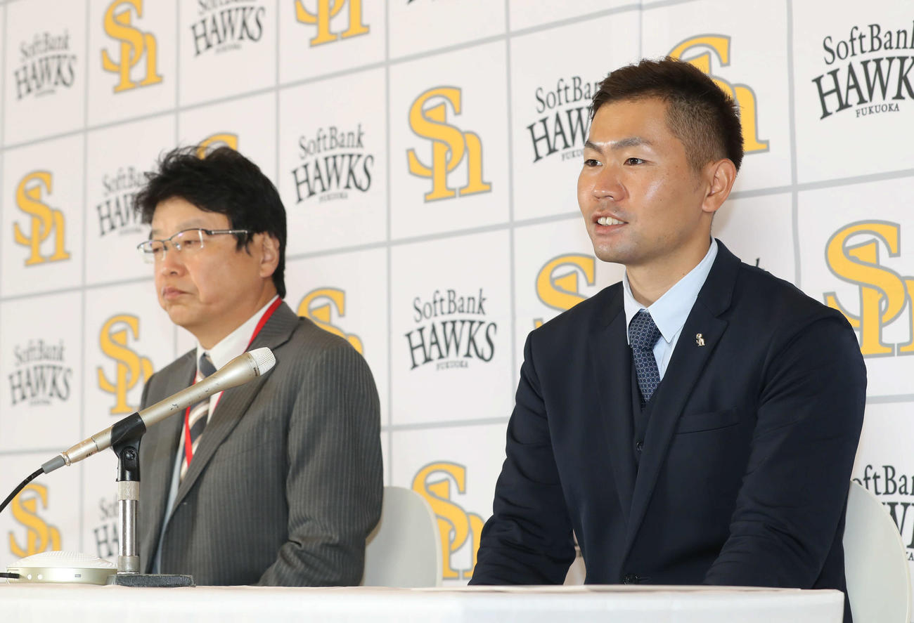 契約更改を終えて会見を行う中村晃（右）と北村弁護士（撮影・屋方直哉）