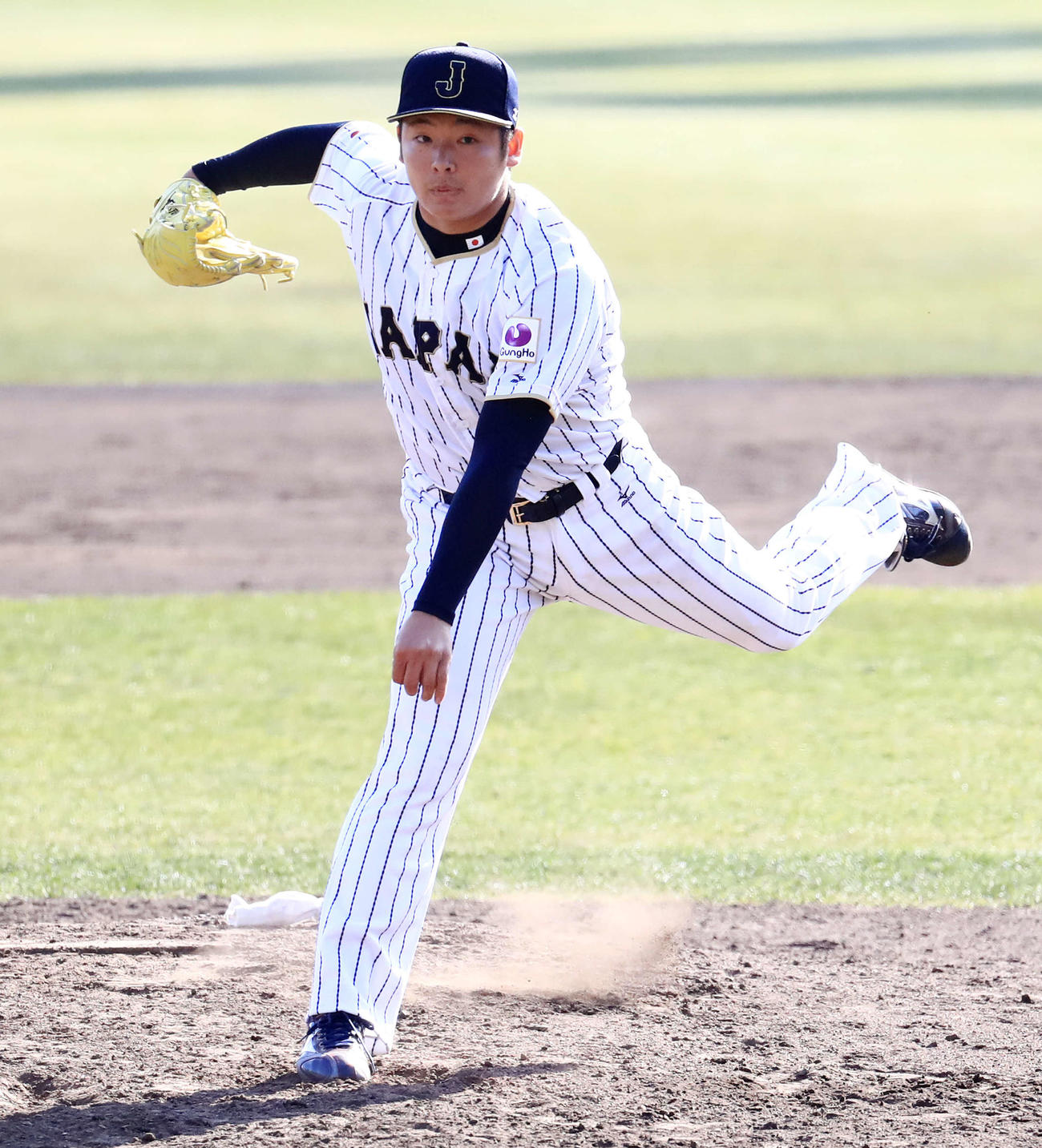17年2月、ソフトバンク戦で日本5番手で登板する松井