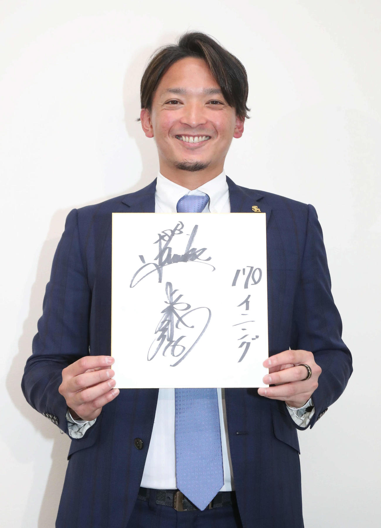 契約更改を終えたソフトバンク東浜は色紙に「170イニング」と記し笑顔（撮影・梅根麻紀）