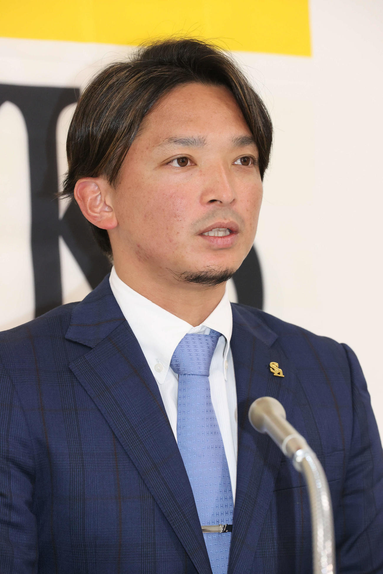 契約更改を終え会見に臨む東浜（撮影・梅根麻紀）