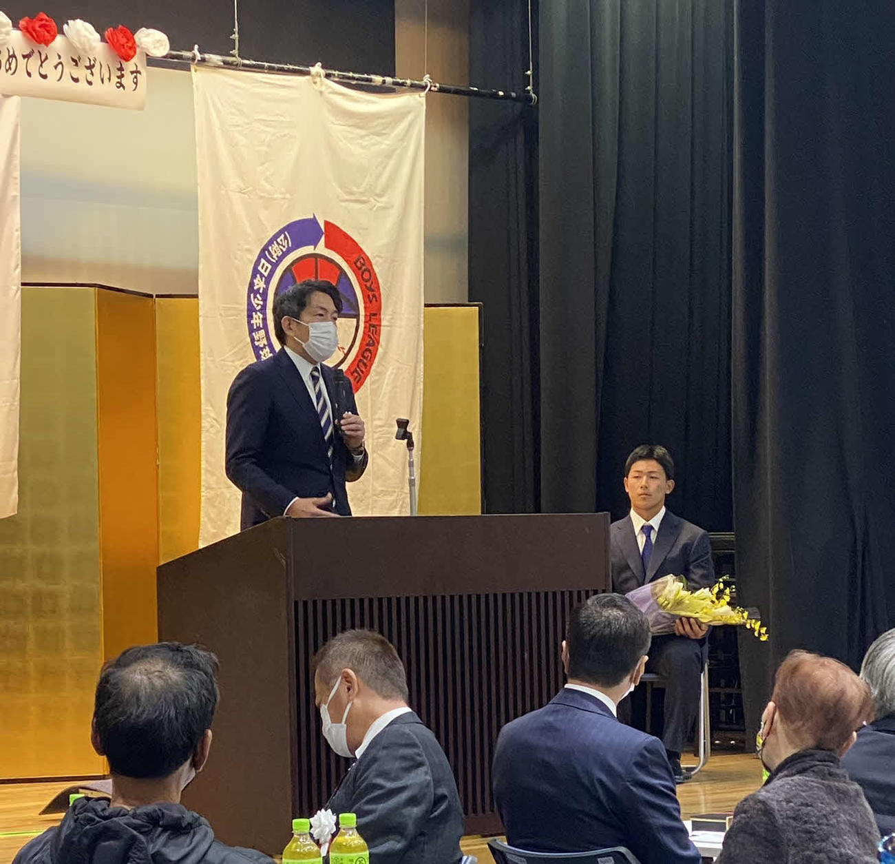 激励会に出席した、阪神ドラフト5位の天理・戸井（右）と松原市の沢井市長（撮影・三宅ひとみ）