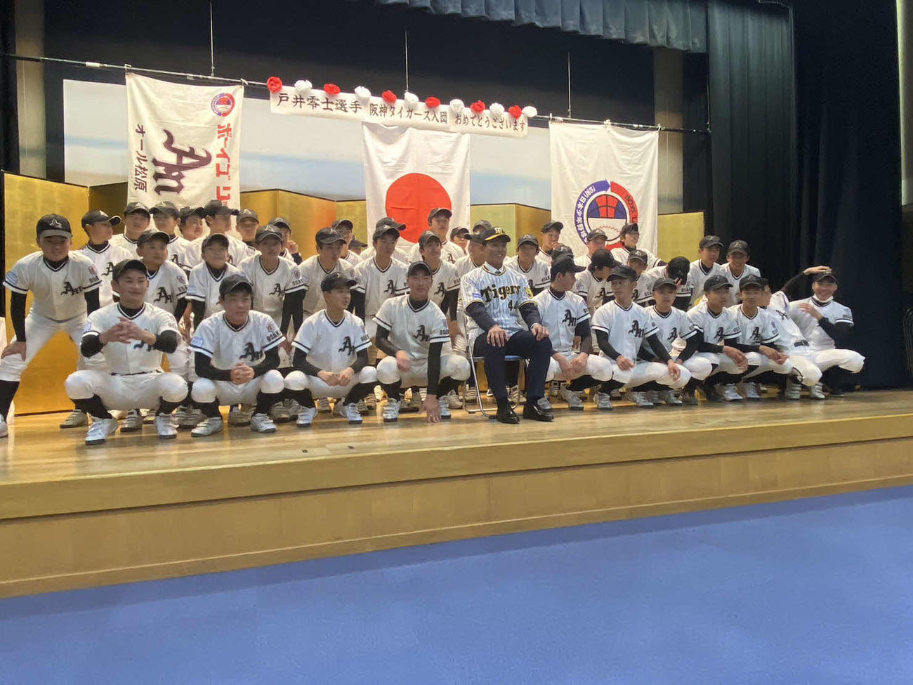 激励会に出席した、阪神ドラフト5位の天理・戸井は松原ボーイズのナインと記念撮影（撮影・三宅ひとみ）
