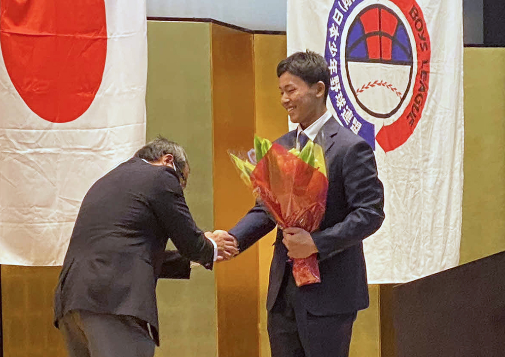 激励会に出席した、阪神ドラフト5位の天理・戸井（撮影・三宅ひとみ）
