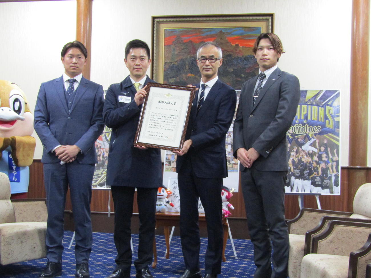 「感動大阪大賞」を受賞し、贈呈式で吉村大阪府知事（左から2人目）から贈られた賞状を披露するオリックス湊球団社長（左から3人目）と阿部（左）、中川（右）（撮影・高垣誠）