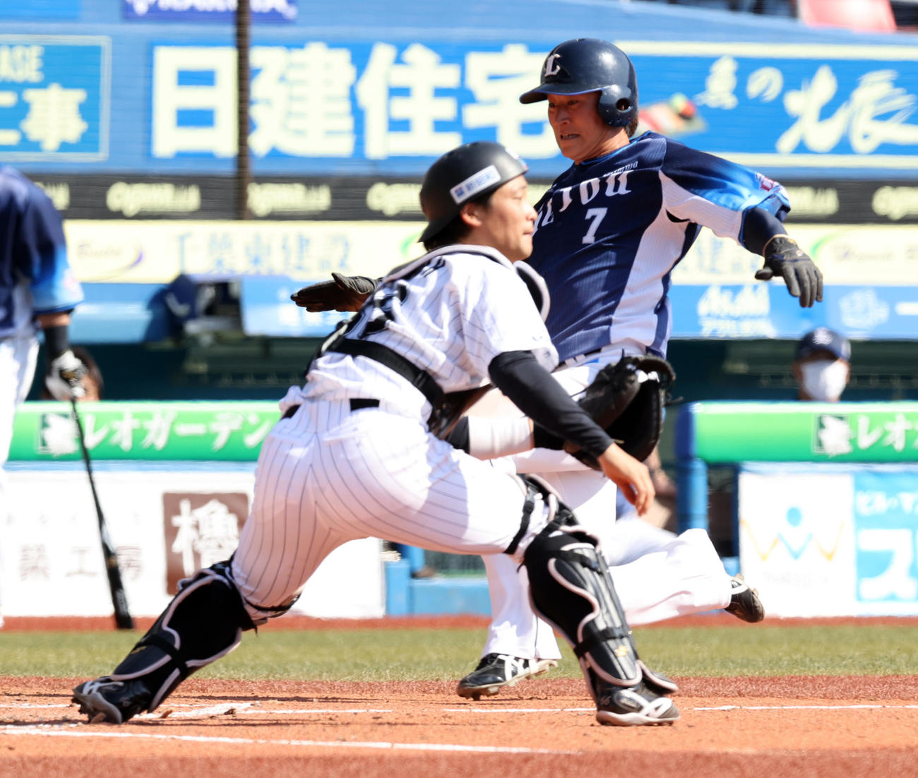 ロッテ加藤匠馬（手前）（2022年3月撮影）