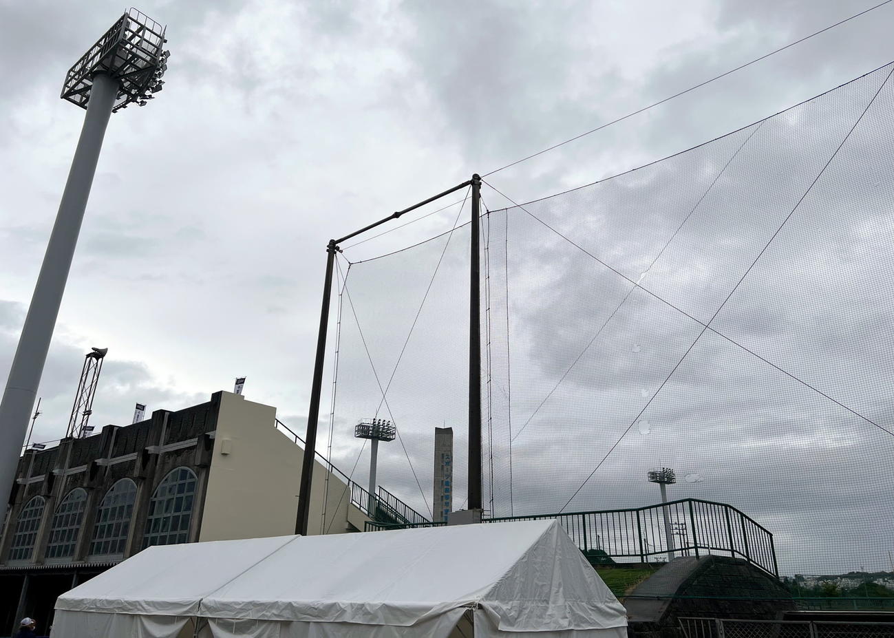 ロッテが春季2次キャンプを行った糸満市西崎球場の右翼側防球ネット（2022年11月2日撮影）