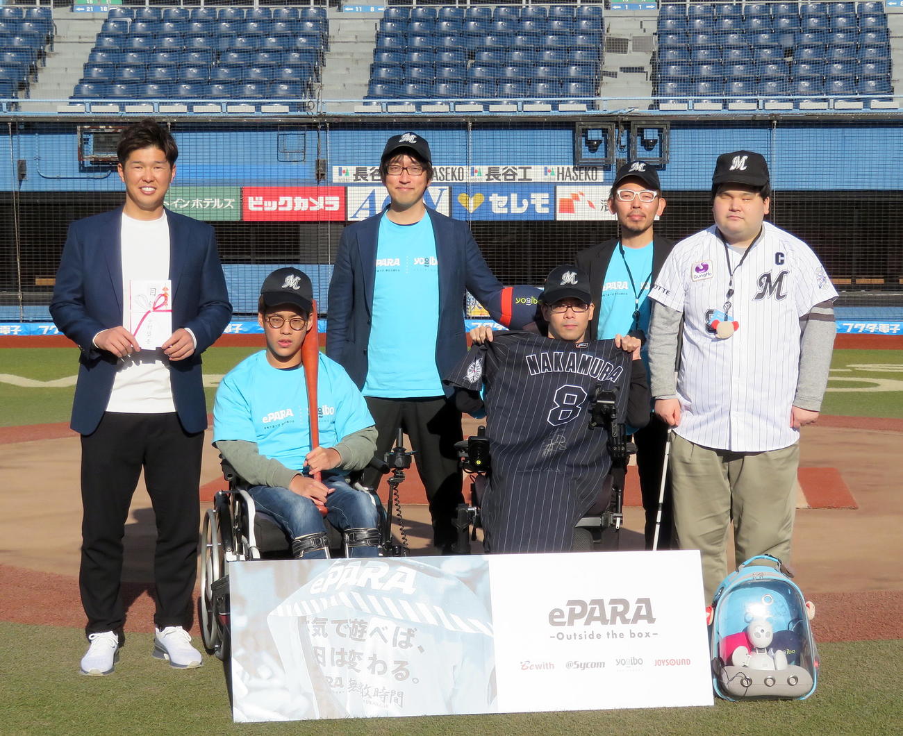 障がい者eスポーツのプレーヤーらと交流するロッテ中村奨（左端）（撮影・鎌田直秀）