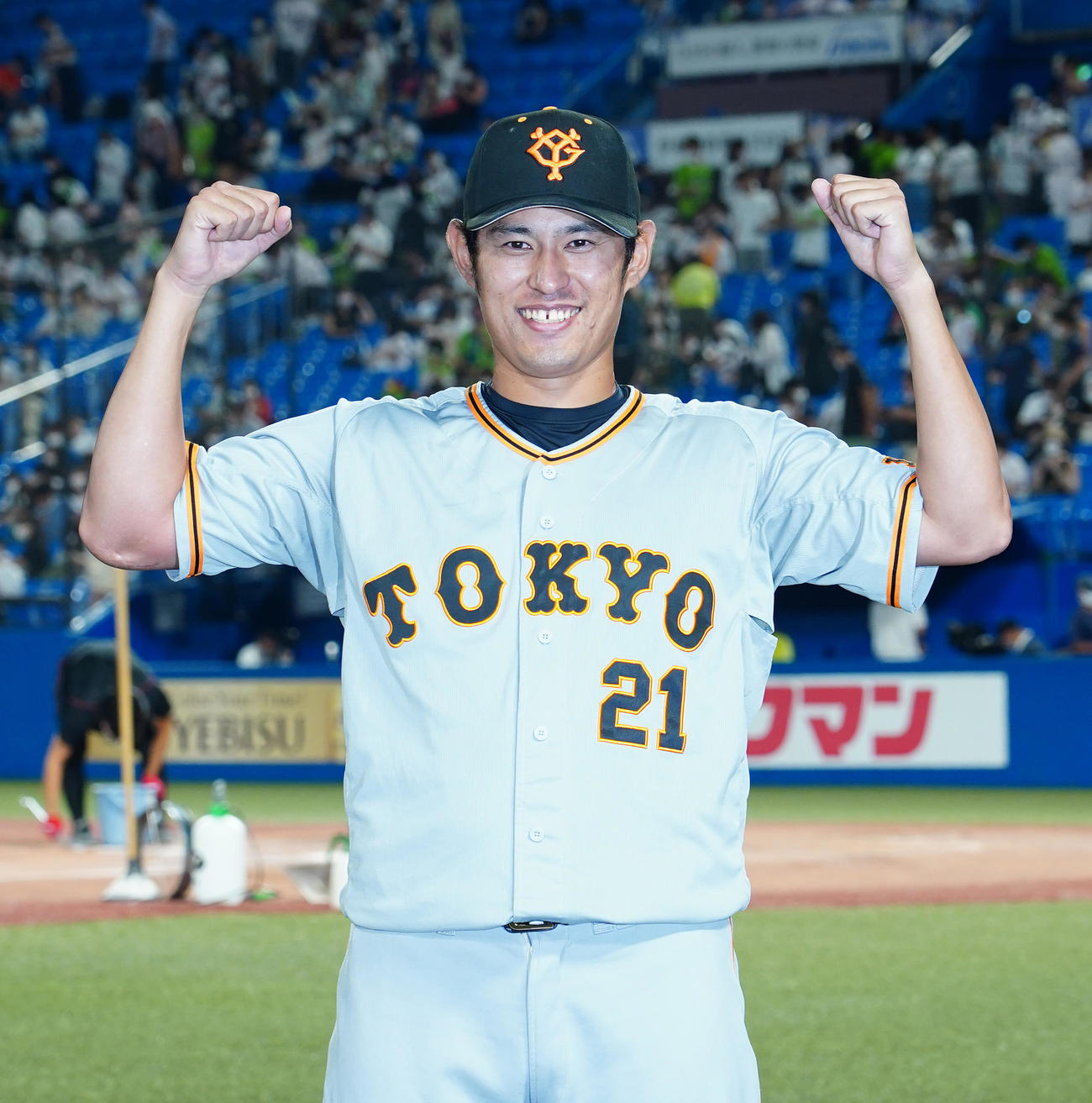 22年8月6日、ヤクルト対巨人　移籍後初勝利を挙げ、笑顔でガッツポーズを見せる井納翔一