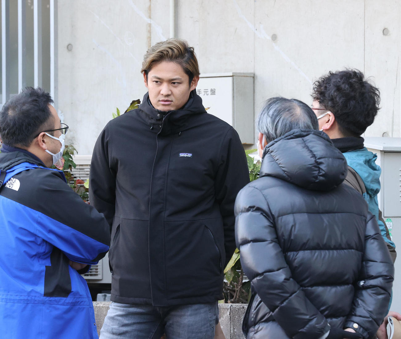 練習を終えた椎野新は報道陣の取材に対応する（撮影・梅根麻紀）