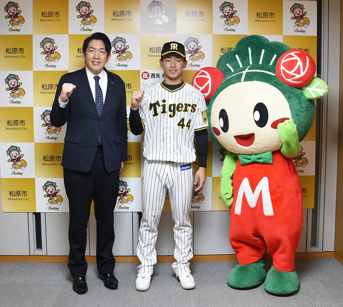沢井宏文松原市長（左）を表敬訪問した阪神ドラフト5位の戸井（提供写真）