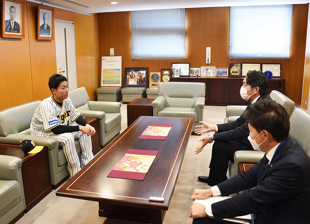 松原市役所に表敬訪問した阪神ドラフト5位の戸井（左）（提供写真）