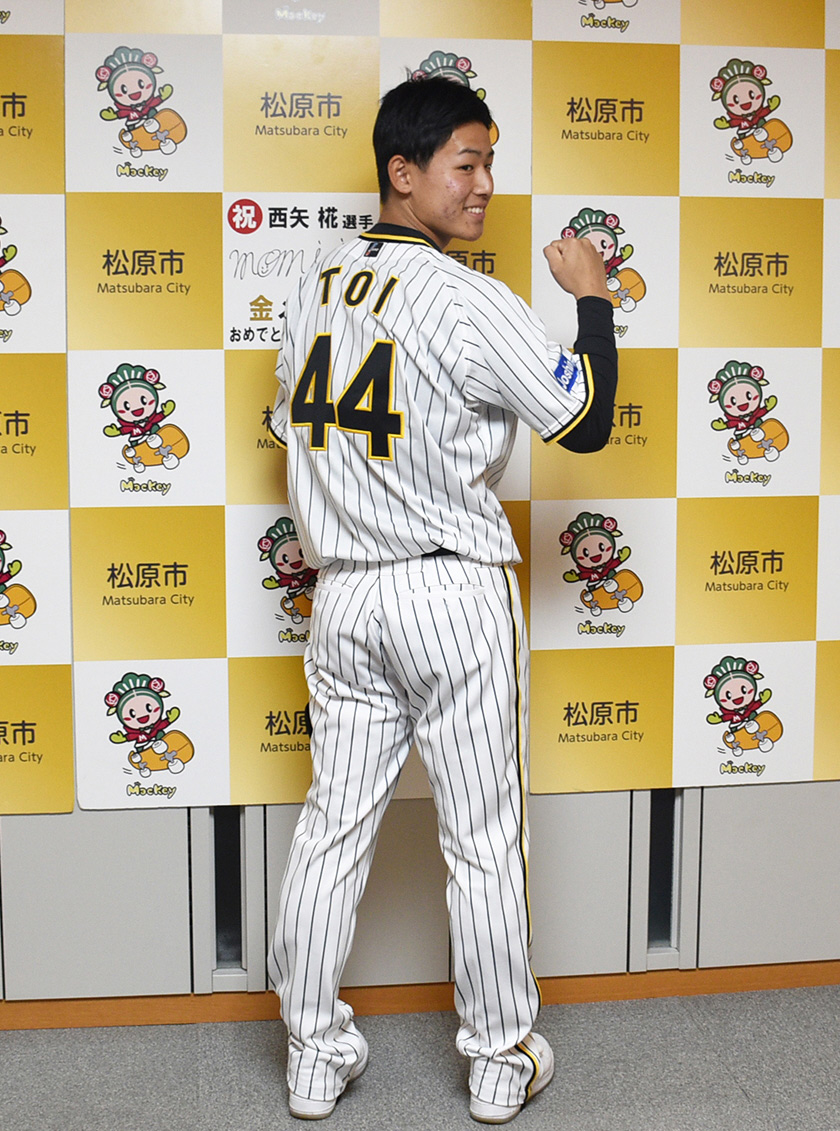 松原市役所に表敬訪問した阪神ドラフト5位の戸井（提供写真）