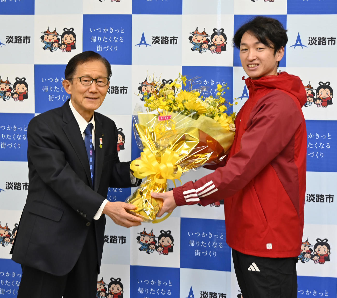 淡路市長表敬訪問で門市長（左）から花束を受け取る阪神近本（淡路市提供）