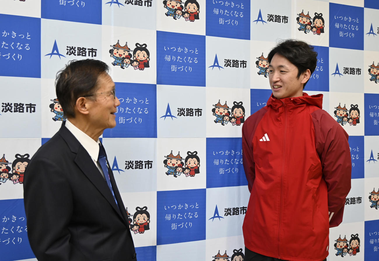 淡路市長表敬訪問で門市長（左）と話をする阪神近本（淡路市提供）