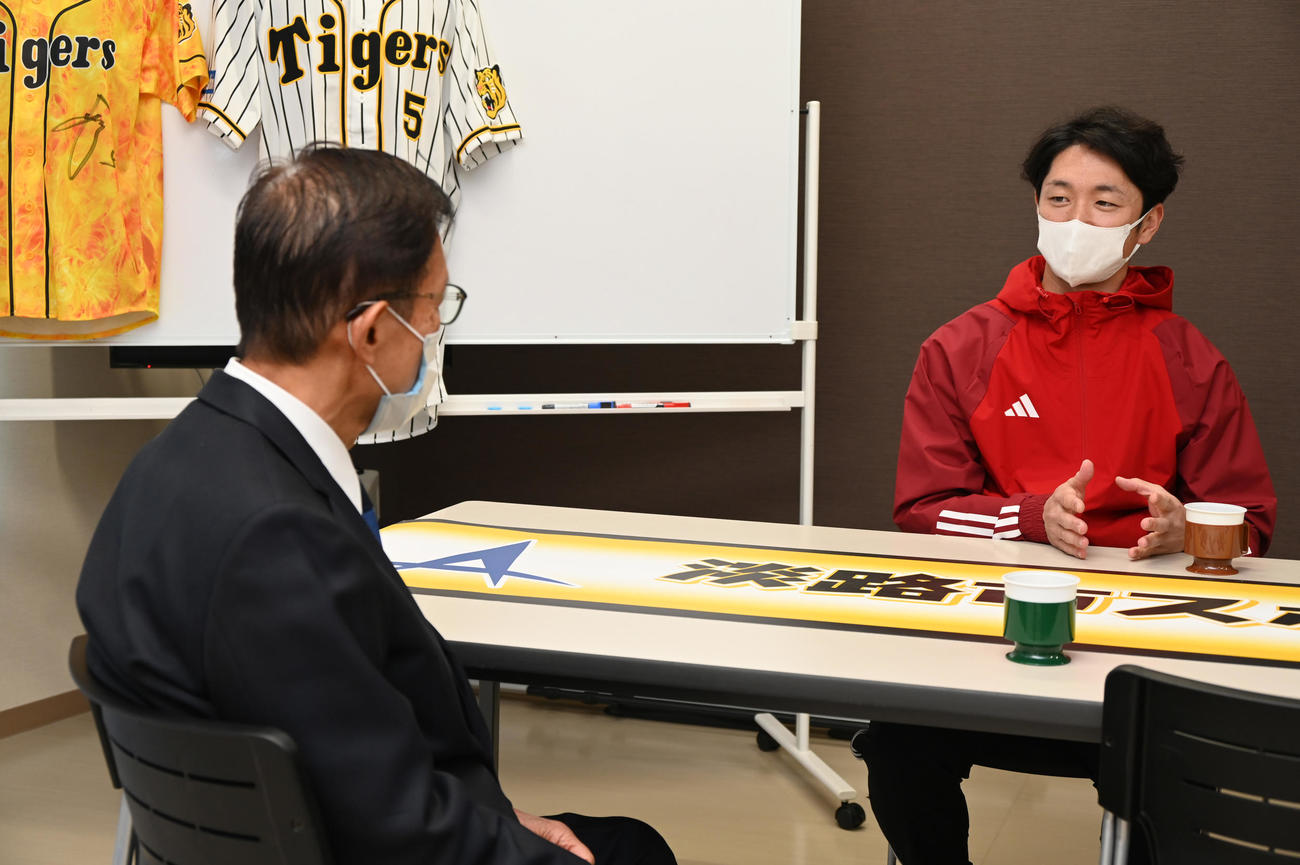 淡路市長表敬訪問で門市長（左）と話をする阪神近本（淡路市提供）