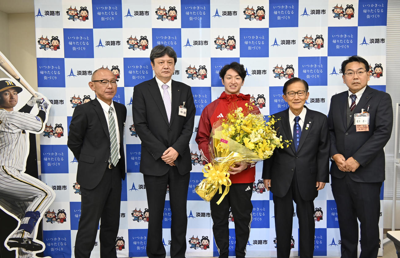 淡路市長表敬訪問を行った阪神近本（中央）。左から片平教育部付部長（スポーツ振興担当）兼スポーツ推進課長、神林教育部長、ひとりおいて門市長、椎木企画情報部長（淡路市提供）