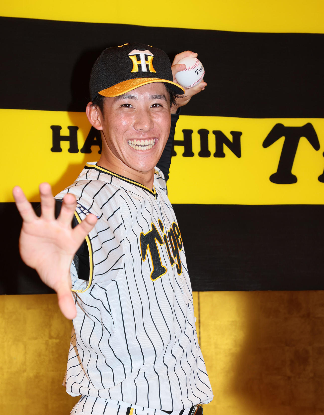 壇上でポーズを決める富田蓮（2022年12月12日撮影）