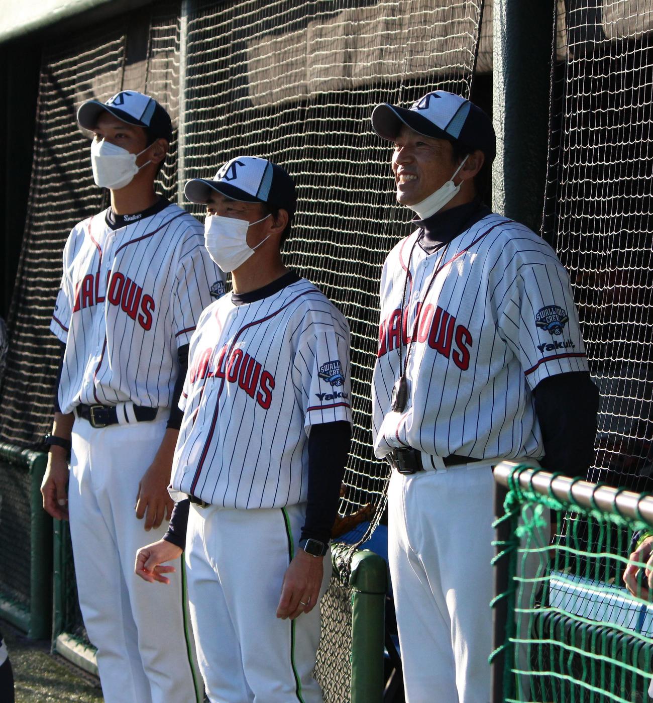 ヤクルトジュニアの右から度会監督、三輪コーチ、村中コーチ（撮影・保坂恭子）