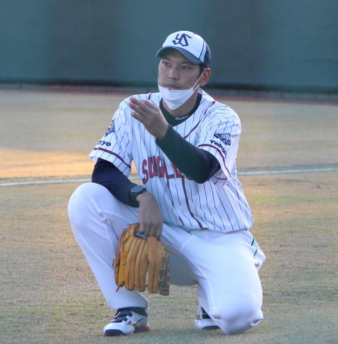 今年からヤクルトジュニアのコーチを務める元ヤクルト村中氏（撮影・保坂恭子）