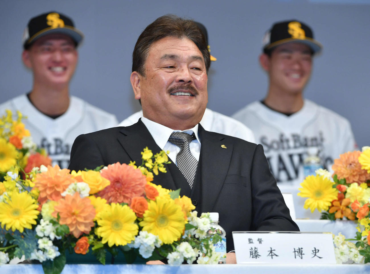 2022年12月5日、新入団選手発表会見で笑顔を見せる藤本博史監督