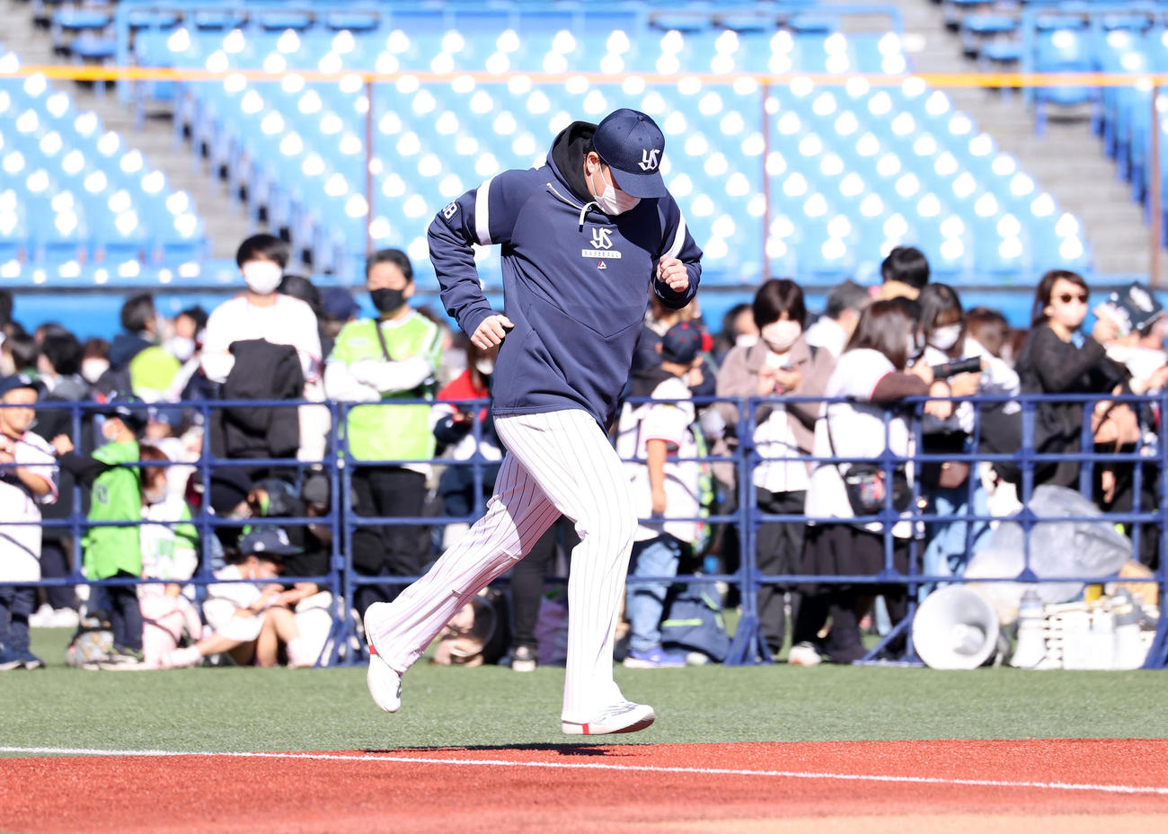 東京ヤクルトスワローズ　ファン感謝DAY 遅刻し走って会場入りするヤクルト村上（2022年11月27日撮影）