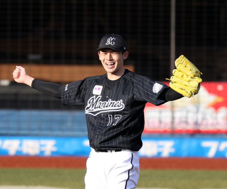 杉本を空振り三振に仕留め完全試合を達成するロッテ佐々木朗希（2022年4月10日撮影）