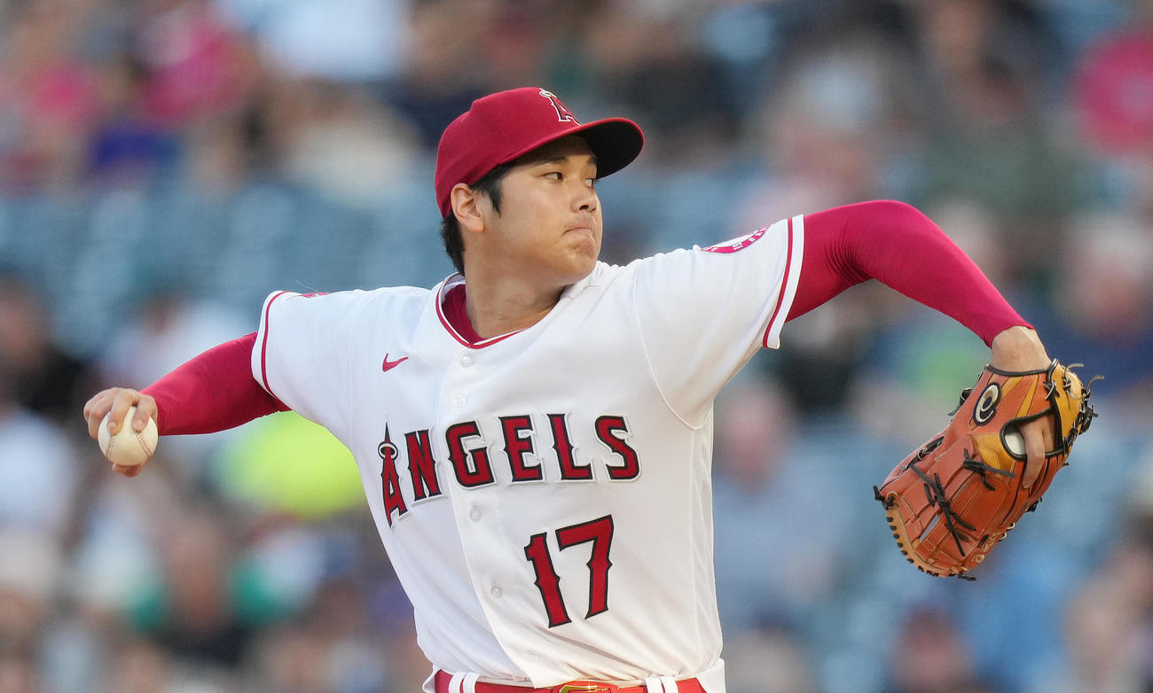 ツーシームを投げるエンゼルス大谷（22年8月15日撮影）