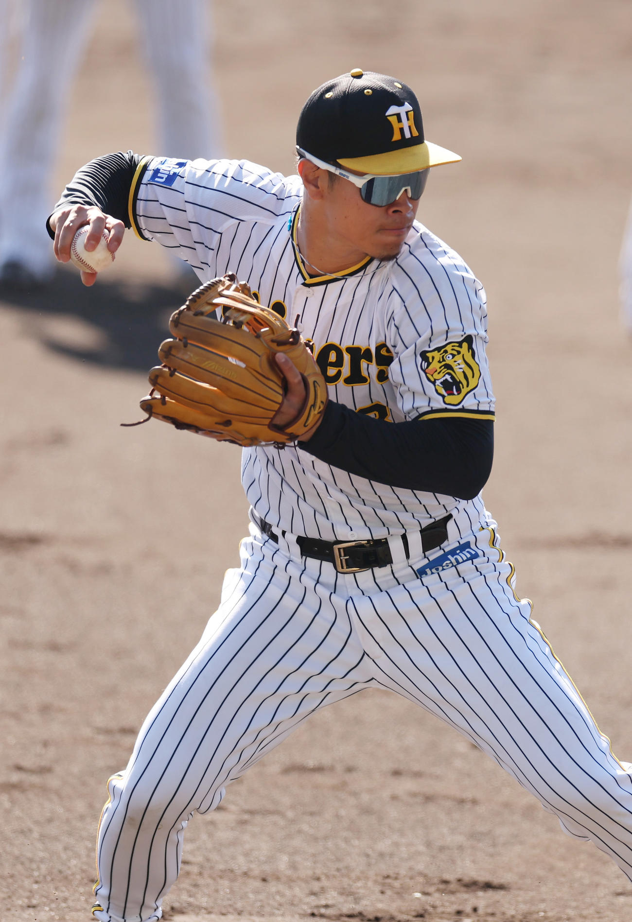 三塁でシートノックを受ける阪神佐藤輝（2022年11月21日撮影）
