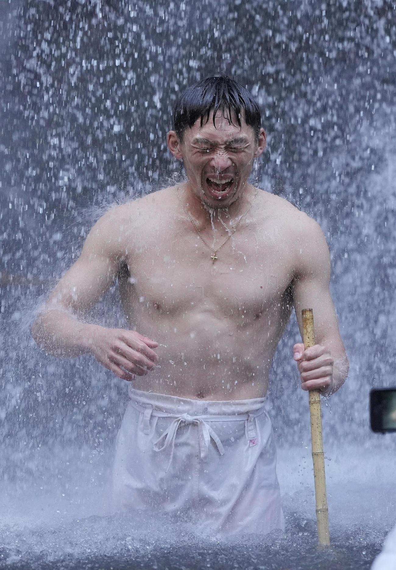 滝行を行うロッテ高部瑛斗（2022年12月撮影）