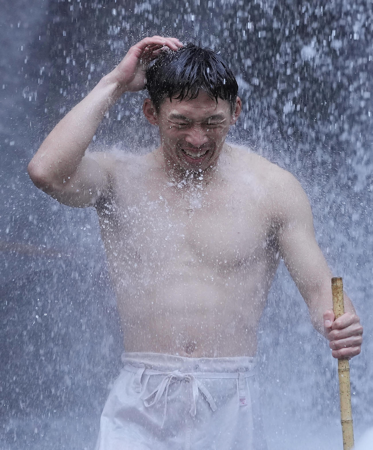 滝行を行うロッテ高部（撮影・垰建太）