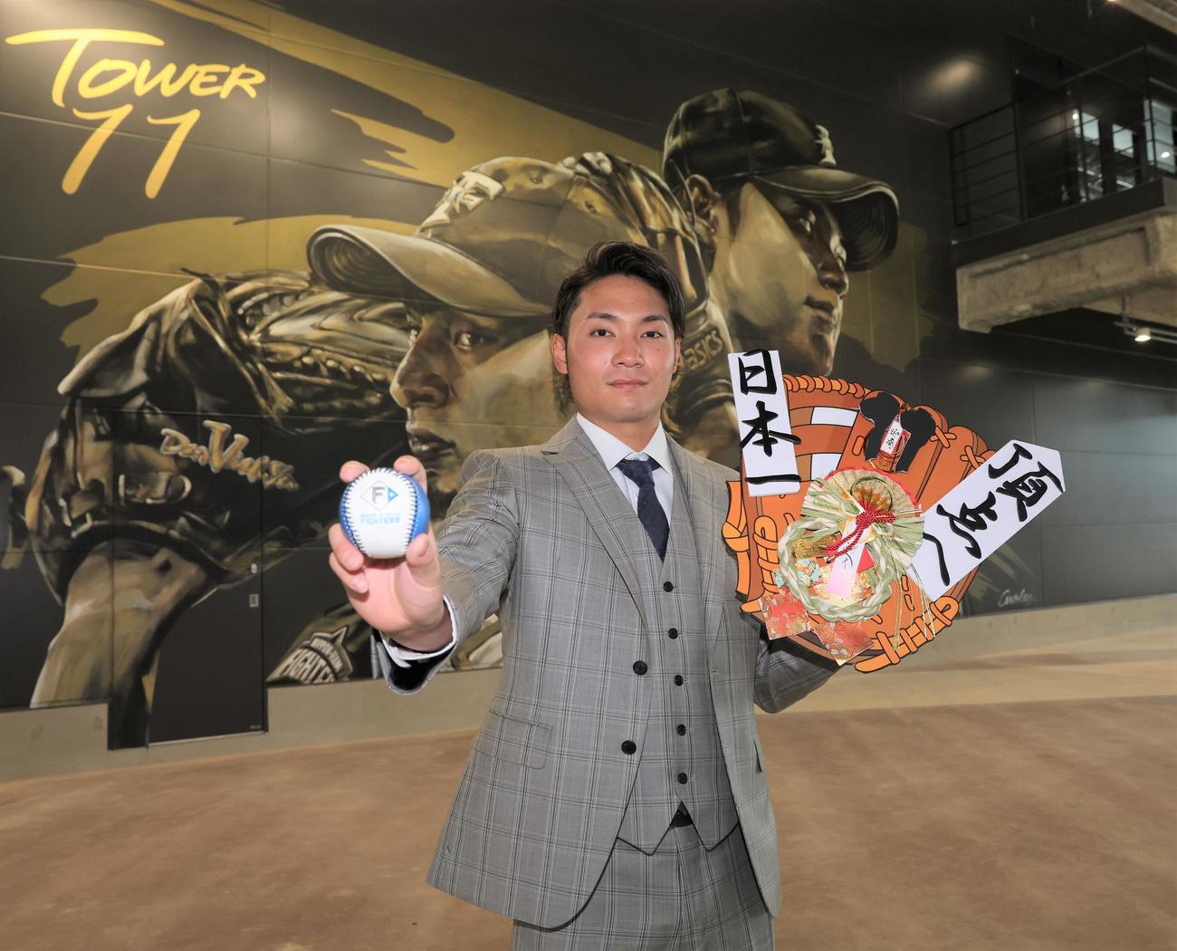 2年連続10勝をマークした日本ハム伊藤は、背番号「11」を付けていたダルビッシュ、大谷にあやかり、壁画の前でキャリアハイの11勝を目指し意気込む（撮影・黒川智章）