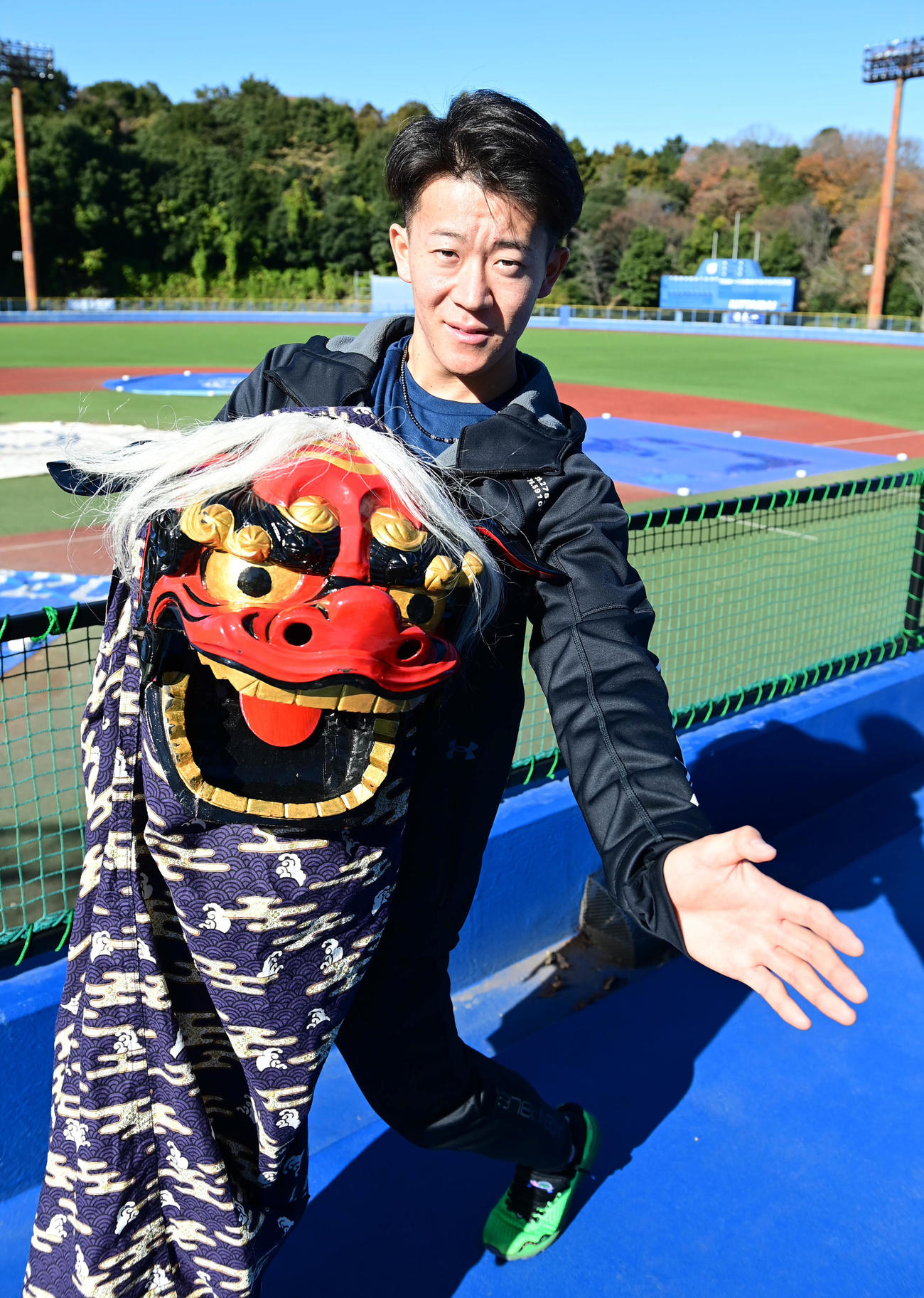 獅子舞を手に打撃フォームを披露する日本ハム1位指名の矢沢宏太（撮影・小沢裕）