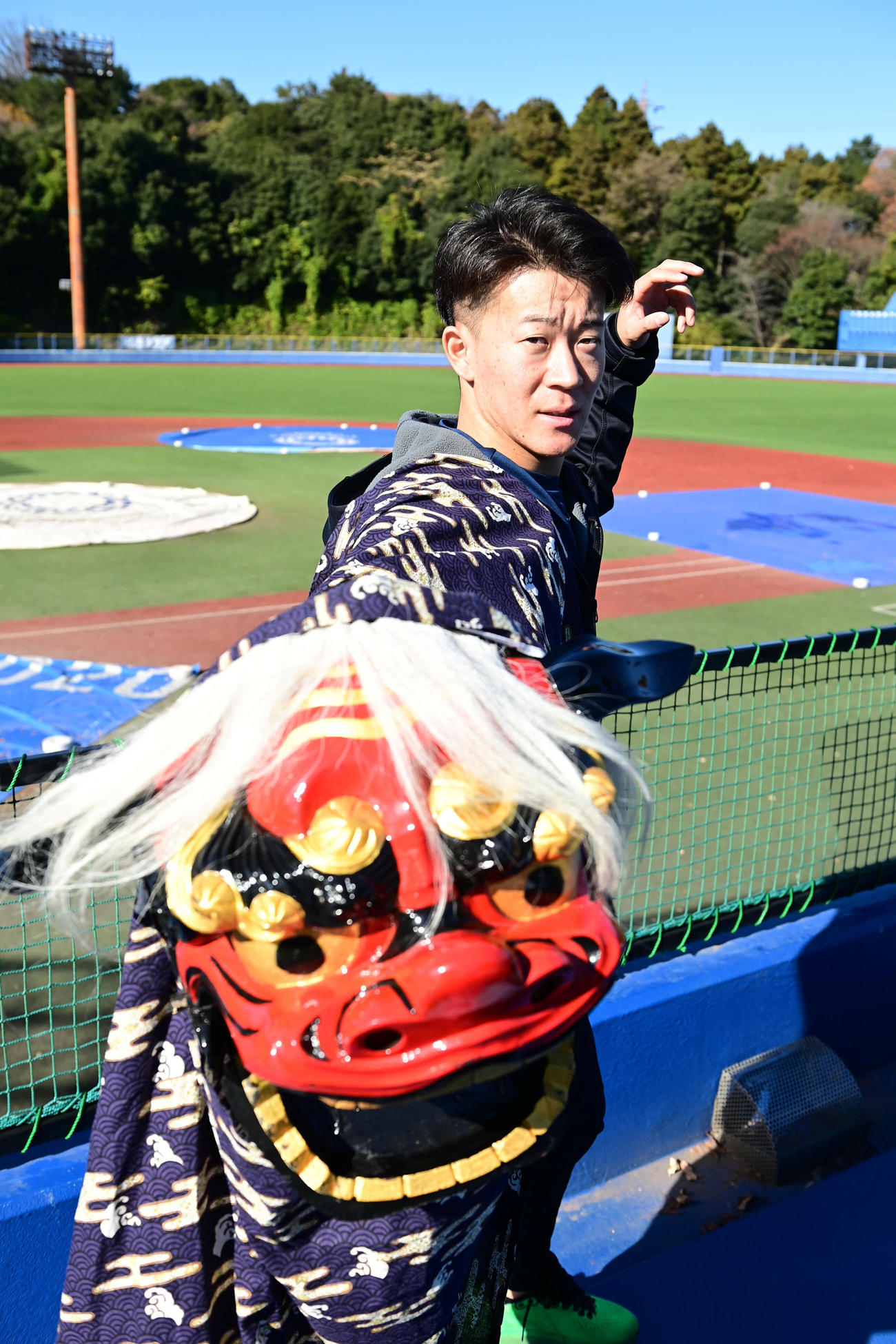 獅子舞を手に投球フォームを披露する日本ハム1位指名の矢沢宏太（撮影・小沢裕）