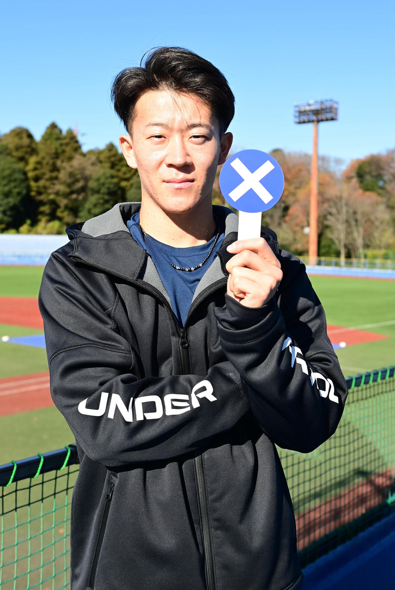 ○×クイズで「×」の札を掲げる日本ハム1位指名の矢沢宏太（撮影・小沢裕）
