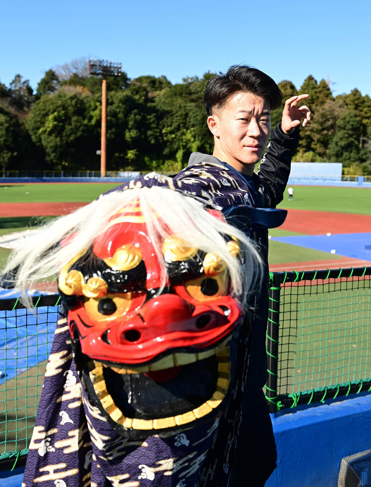 獅子舞を手に投球フォームを披露する日本ハム1位指名の矢沢宏太（撮影・小沢裕）