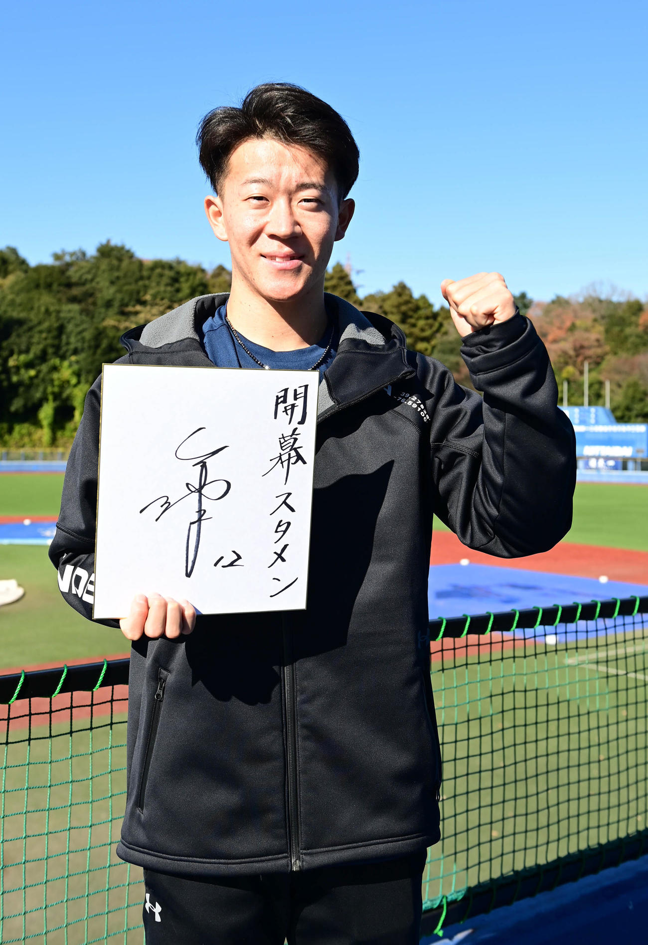 今季（来季）の目標を「開幕スタメン」と記した色紙を手にガッツポーズする日本ハム1位指名の矢沢宏太（撮影・小沢裕）