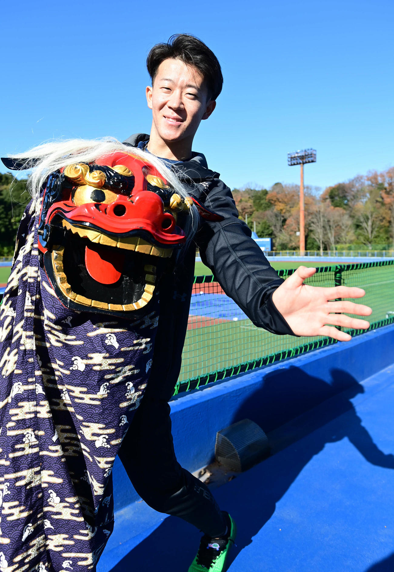 獅子舞を手に打撃フォームを披露する日本ハム1位指名の矢沢宏太（撮影・小沢裕）