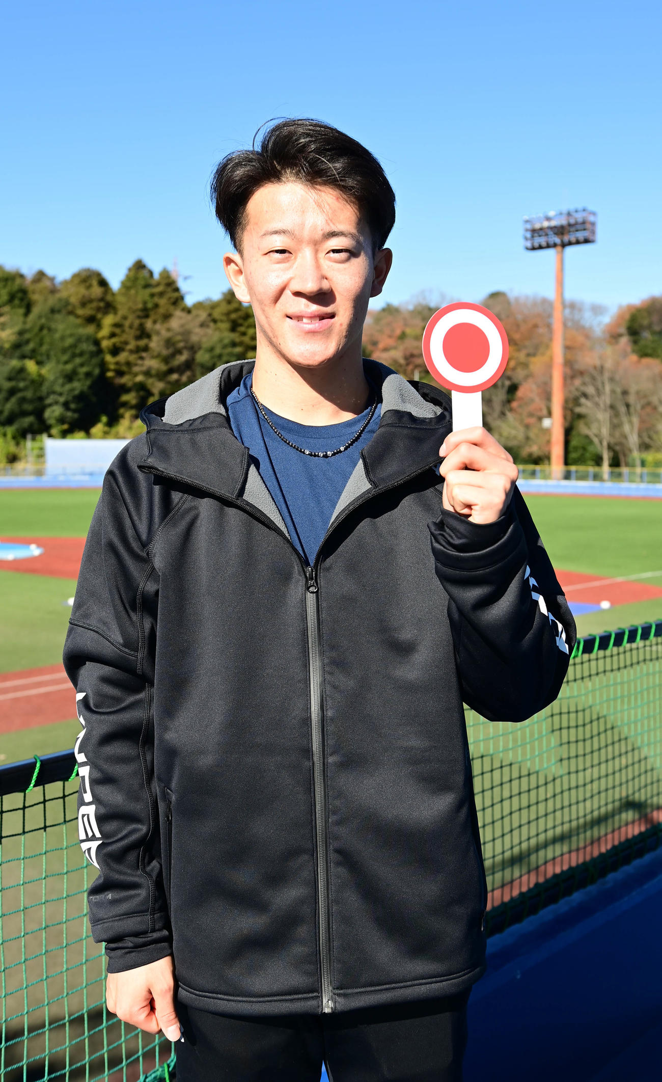 ○×クイズで「○」の札を掲げる日本ハム1位指名の矢沢宏太（撮影・小沢裕）