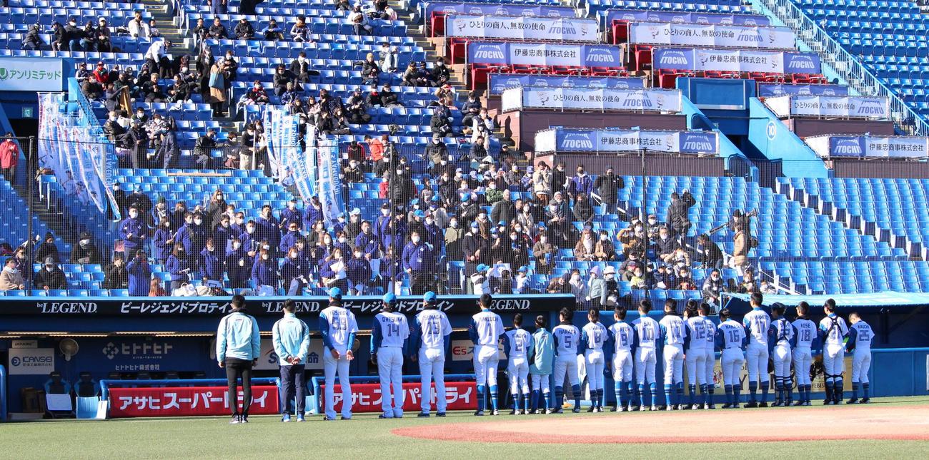 日本ハム対ヤクルト　初戦に勝利し、スタンドにあいさつする日本ハムの選手たち（撮影・保坂恭子）