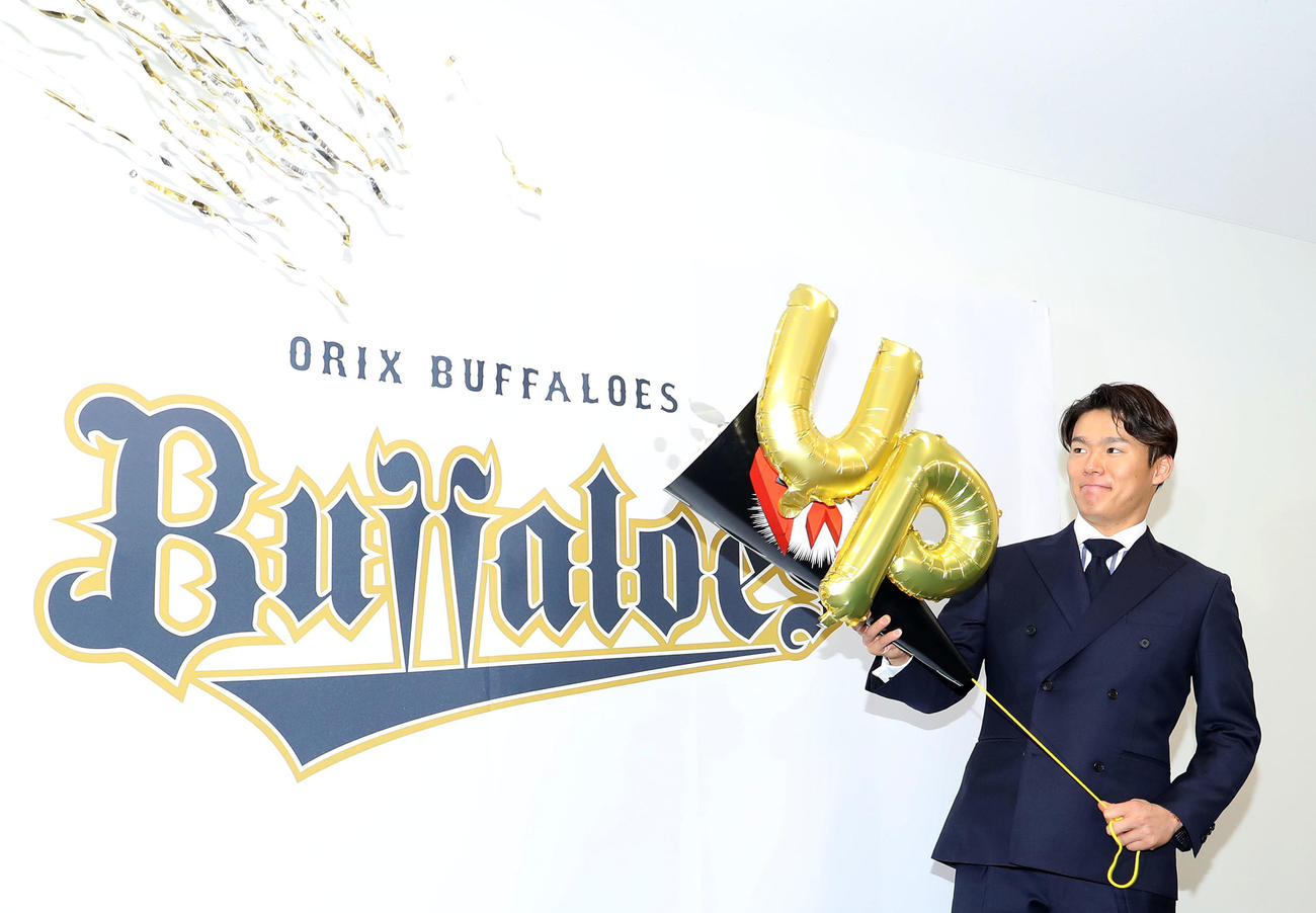 契約更改を終えてUPの特大クラッカーを鳴らすオリックス山本（撮影・白石智彦）