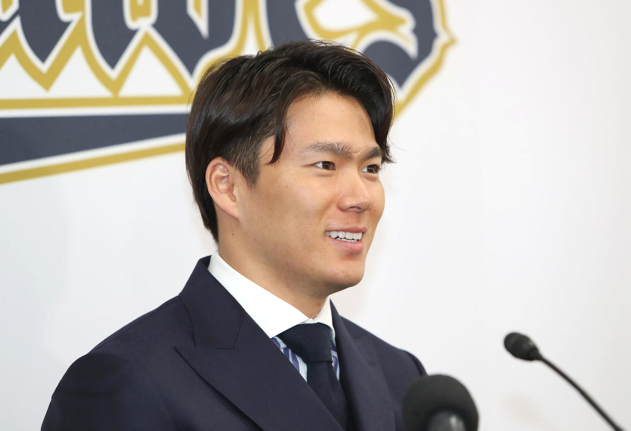 契約更改を終えて記者会見するオリックス山本（撮影・白石智彦）