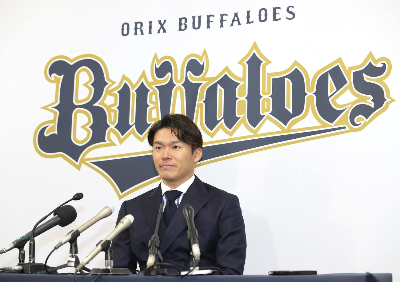 契約更改を終えて記者会見するオリックス山本（撮影・白石智彦）