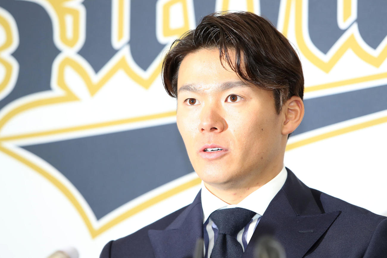 契約更改を終えて記者会見するオリックス山本（撮影・白石智彦）