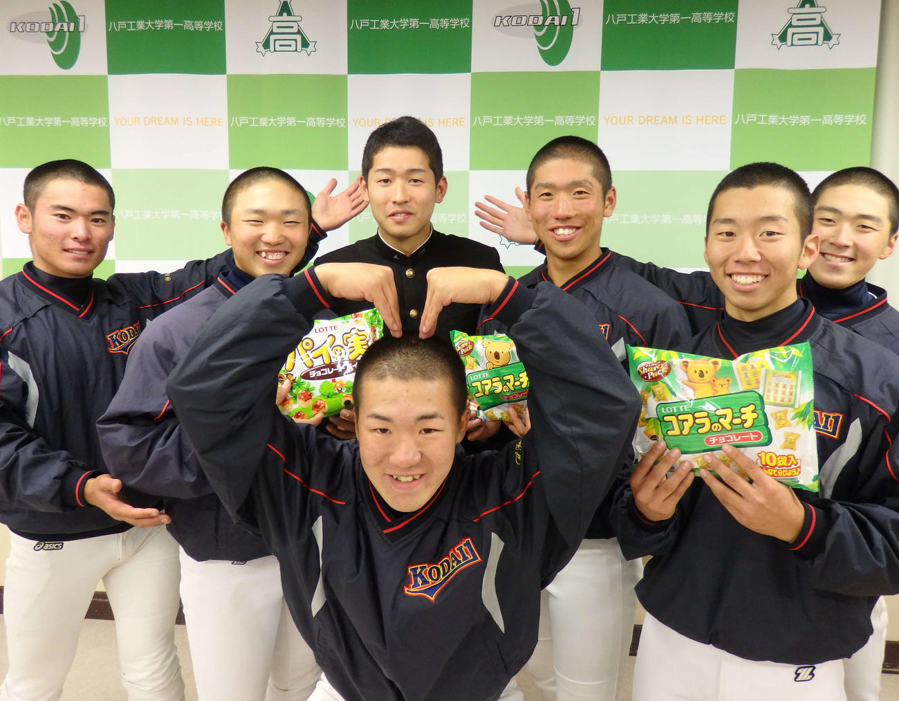 ドラフト指名当日、ロッテのお菓子で仲間から祝福された当時八戸工大一のロッテ種市（撮影・金子真仁）