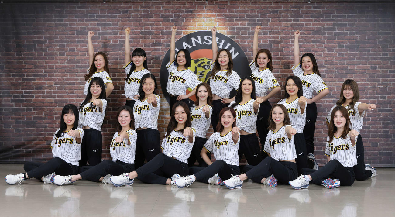 阪神の公式チア「Tigers Girls」の来季メンバー18人（球団提供）