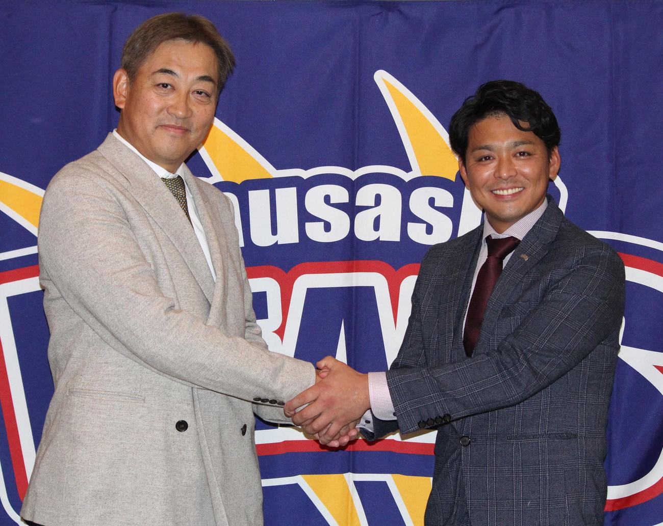 BC・埼玉の西崎新監督（左）と角代表取締役社長（撮影・保坂恭子）