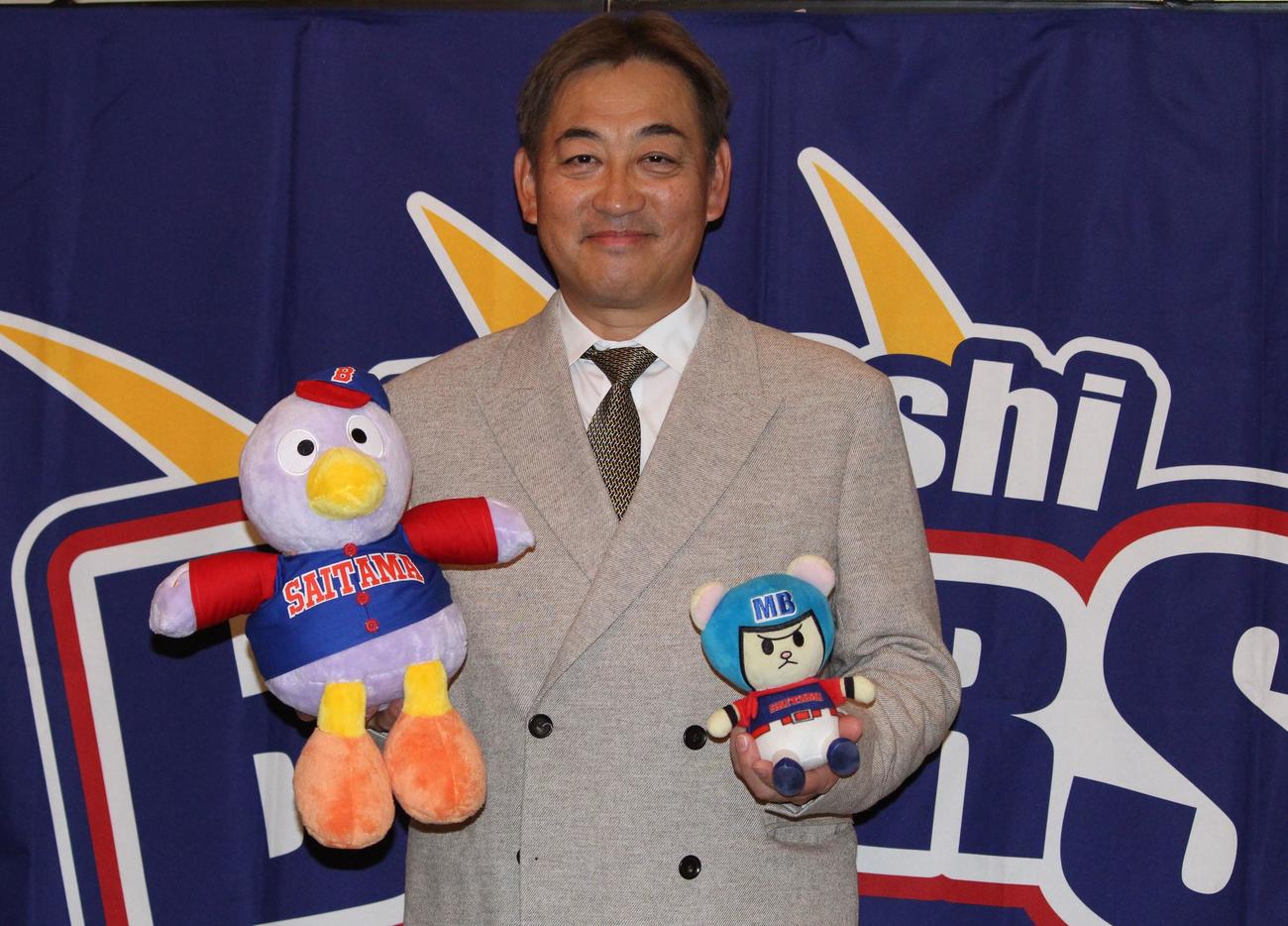 BC・埼玉の監督就任会見に出席し、埼玉県のマスコット「コバトン」と、BC・埼玉のキャラクター「エンビー」のぬいぐるみを手にする西崎氏（撮影・保坂恭子）