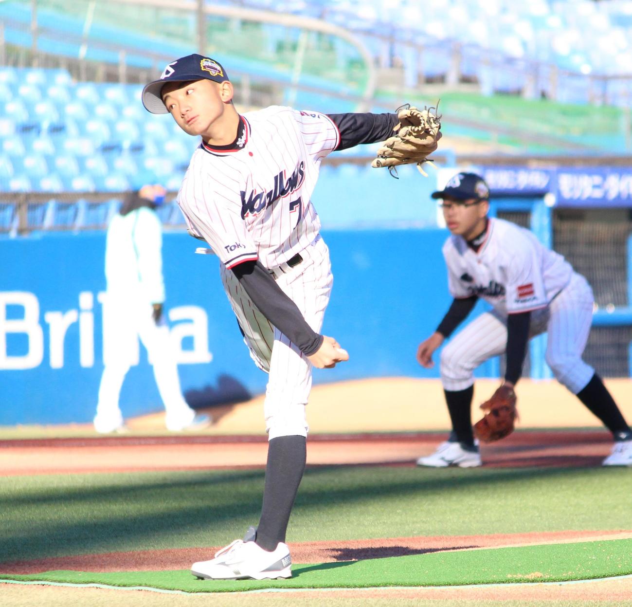 日本ハム対ヤクルト　先発し力投するヤクルト・武藤（撮影・保坂恭子）