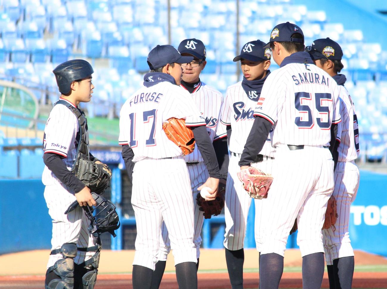 日本ハム対ヤクルト　3回、ピンチでマウンドに集まるヤクルトの選手たち（撮影・保坂恭子）